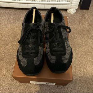 - Coach sneakers woman 8.5 hardly worn, perfect condition! Suede